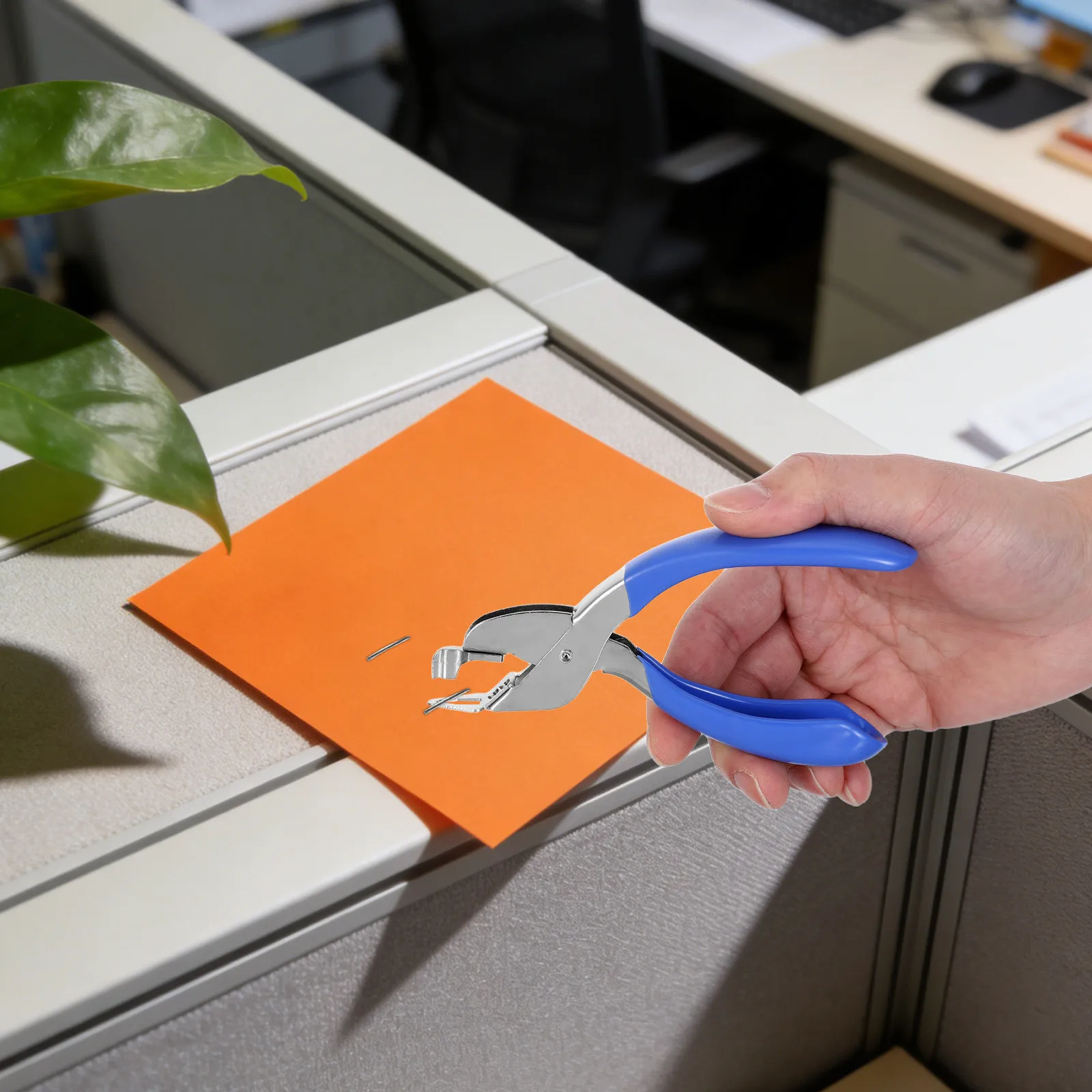 removedor-de-grampos-azul-pratico-e-portatil-ferramenta-para-remover-grampos-de-papelaria-ideal-para-escritorio-e-escola-permite-remover-grampos-de-forma-rapida-e-sem-danificar-o-papel-extrator-de-grampos