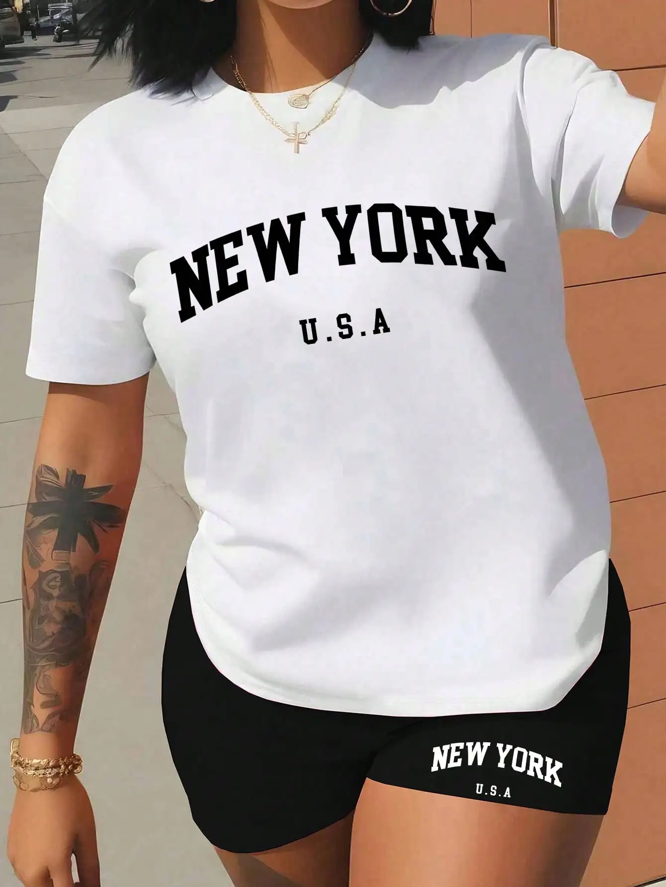 Set di 2 t-shirt da ciclismo e pantaloncini da ciclismo con stampa di lettere New York da donna, outfit casual estivo