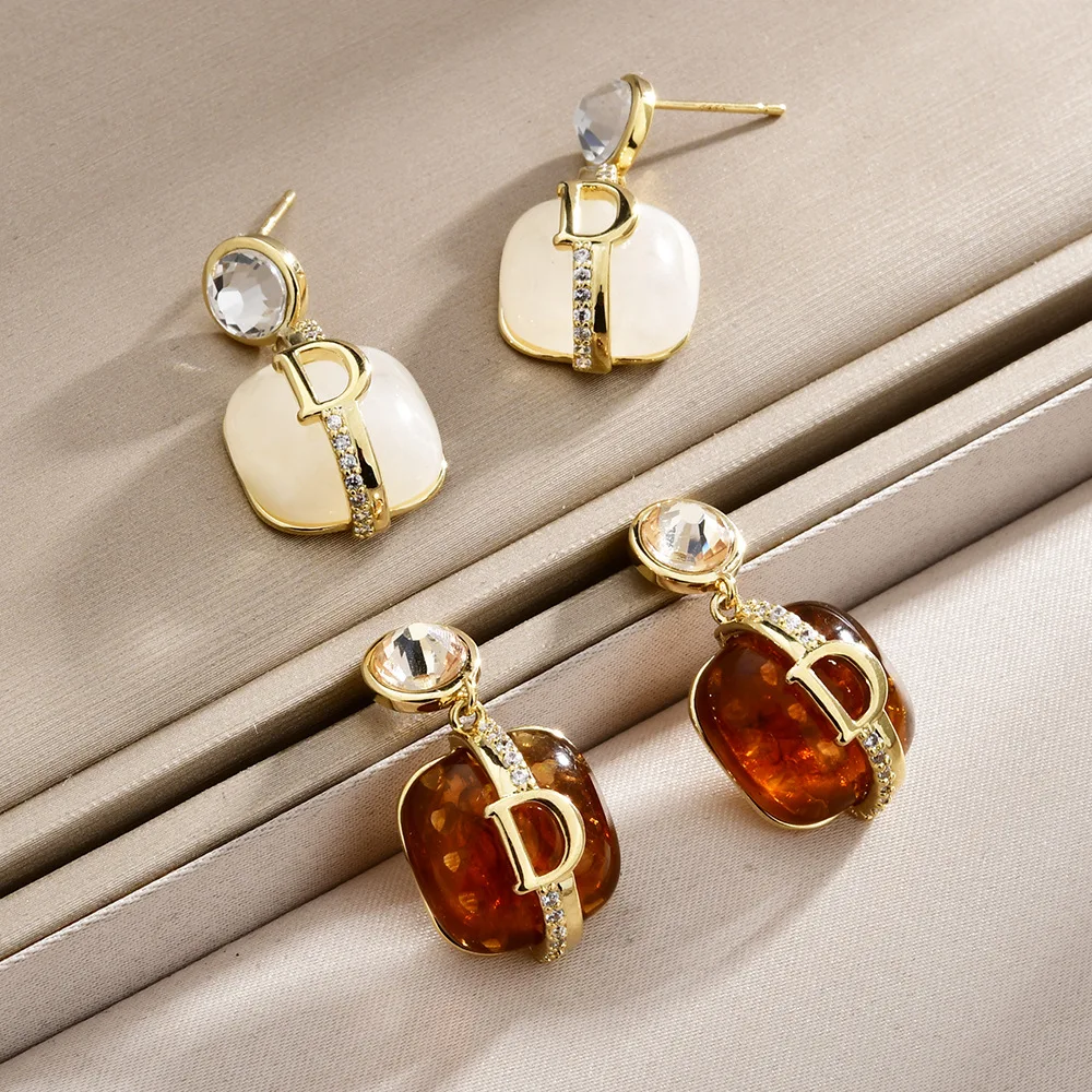 

Korean Style Metal Letter D Design Earrings for Women Vintage Elegant Coffee Color Resin Crystal Pendant Earring Accessories