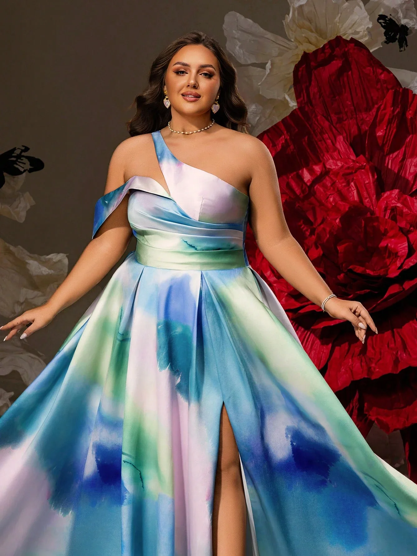 

Вечернее платье А-силуэта с одним открытым плечом, акварельным принтом, высоким разрезом и длиной в пол из атласа