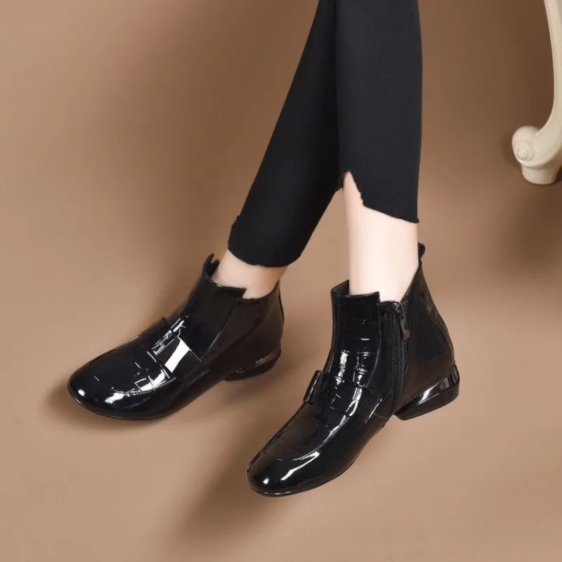 European and American Chelsea Short Boots 2024 Autumn New Flat Bottomed Wear Resistant Lacquer Solid Color Mid Leg Women\'s Boots