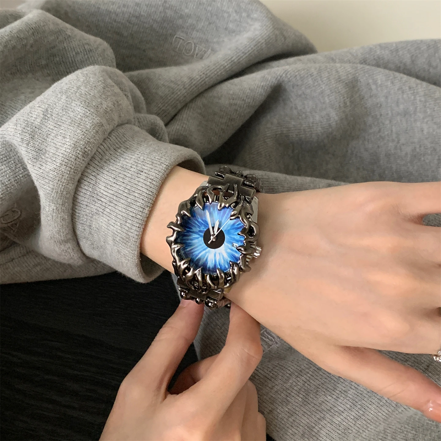 Small creative new trend of ancient special-shaped claws for men and women watch design sense embossed steel band watch.