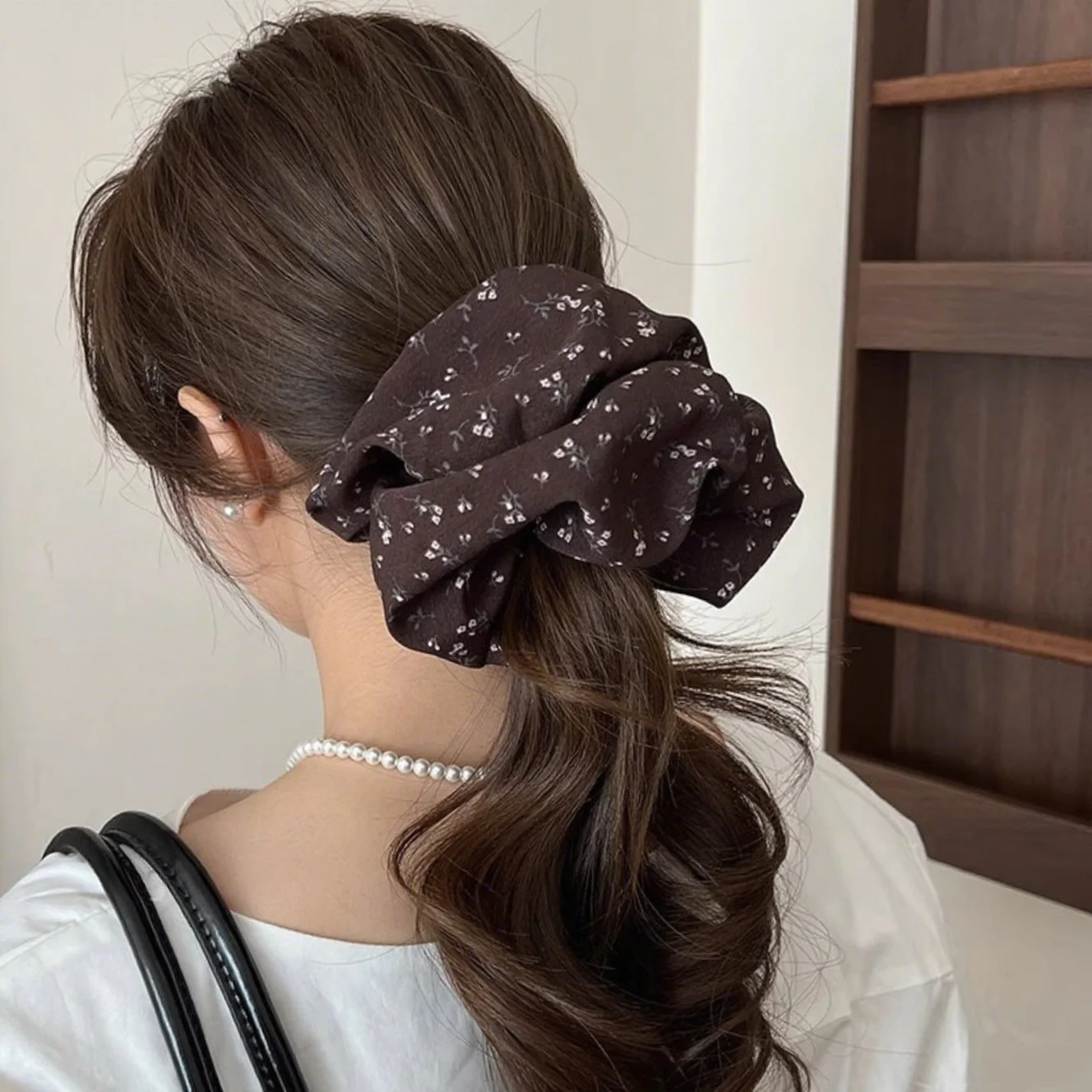 Brauner Blumen-Haargummi, elegantes Haarschmuck für Frauen, süßes Haargummi für den täglichen Gebrauch
