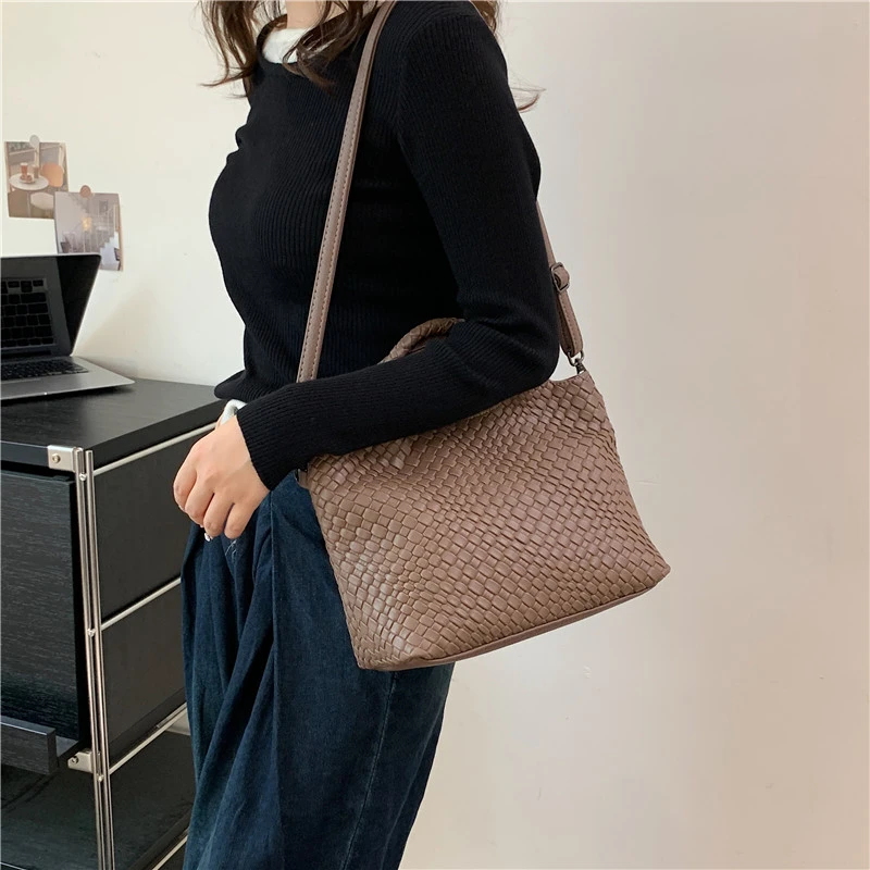 

Chic Leather Crossbody Bag For Ladies Designer Style Shoulder Handbag Women Fashionable Versatile Outing Bag
