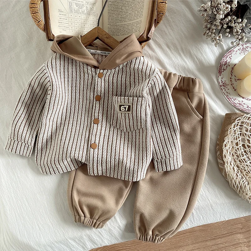 2-teiliges Outfit für Kleinkinder, Jungen, vertikale Streifen, Kapuzenhemd mit Knöpfen, Nummerntasche, elastische Manschette, Khaki-Jogginghose, Freizeitanzug für Kinder – Detail 1