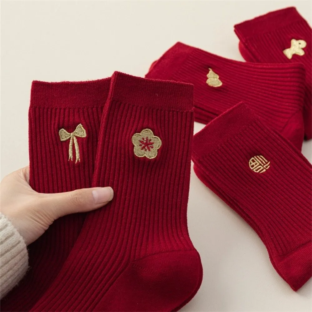 أزياء الكرتون التطريز الجوارب القطنية الأحمر المضادة للانزلاق منتصف أنبوب الجوارب عارضة امتصاص العرق جورب الخريف الشتاء
