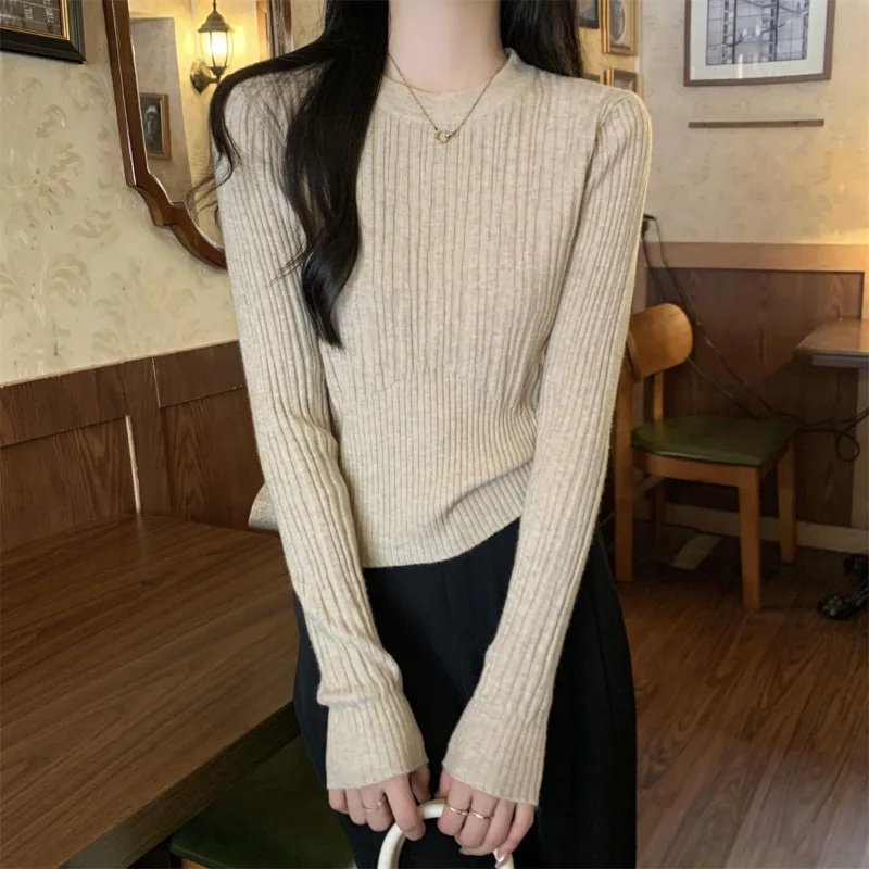 2025 Autunno e inverno Nuovo maglione base interno a maniche lunghe lavorato a maglia dal design unico con girocollo sottile