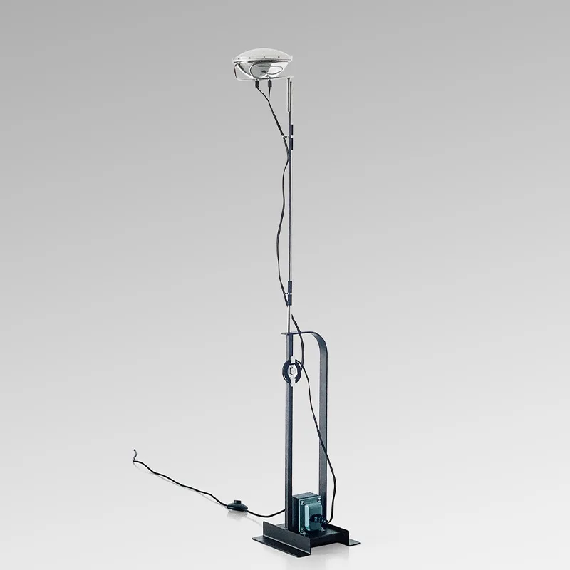 โคมไฟตั้งพื้นสไตล์อินดัสเทรียลย้อนยุคคลาสสิก ดีไซน์เนอร์ออกแบบให้สามารถยกขึ้นลงได้ ปรับความสว่างได้