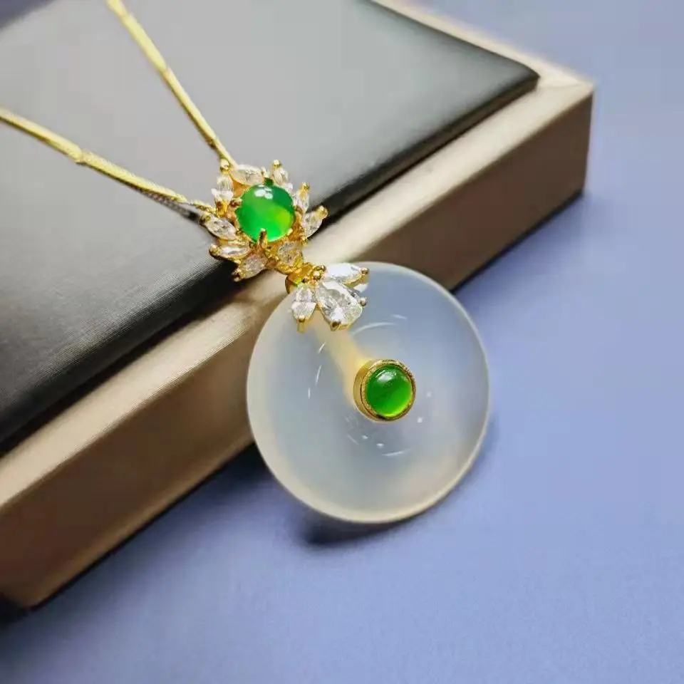 

High-end Quality Jewelry Natural Pendant Exquisite S925 Silver Gilded Claw Inlaid Agate Chalcedony Necklace Neck Decoration Gift