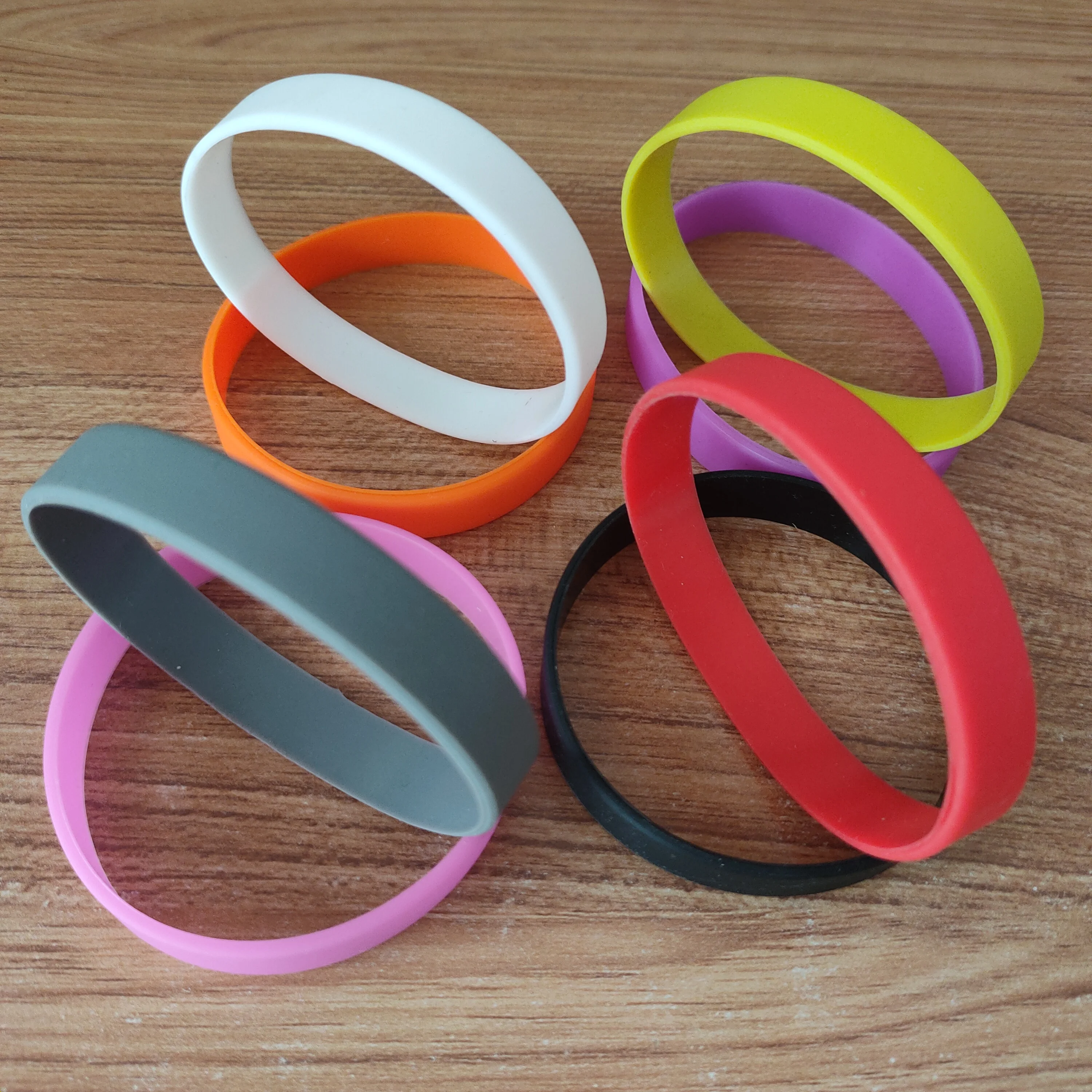 DDJOY Wholesale Custom Bulk Multicolor Embossed Silicone Wristband Rubber Bracelets