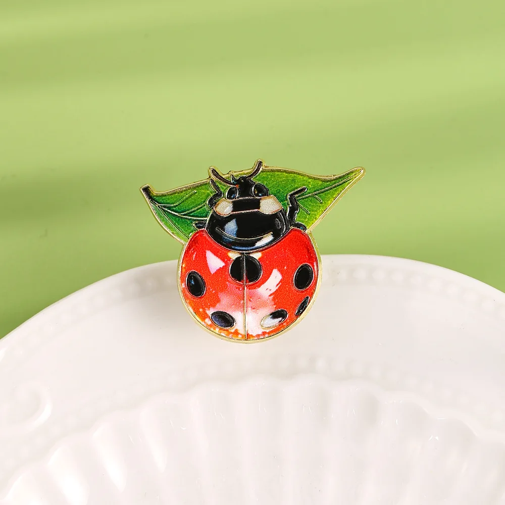 Red Enamel Ladybug Leaf Brooch Cute Insect Animal Lapel Pin Shiny Gold Tone Corsage Badge Backpack Jacket Hat Decor Jewelry