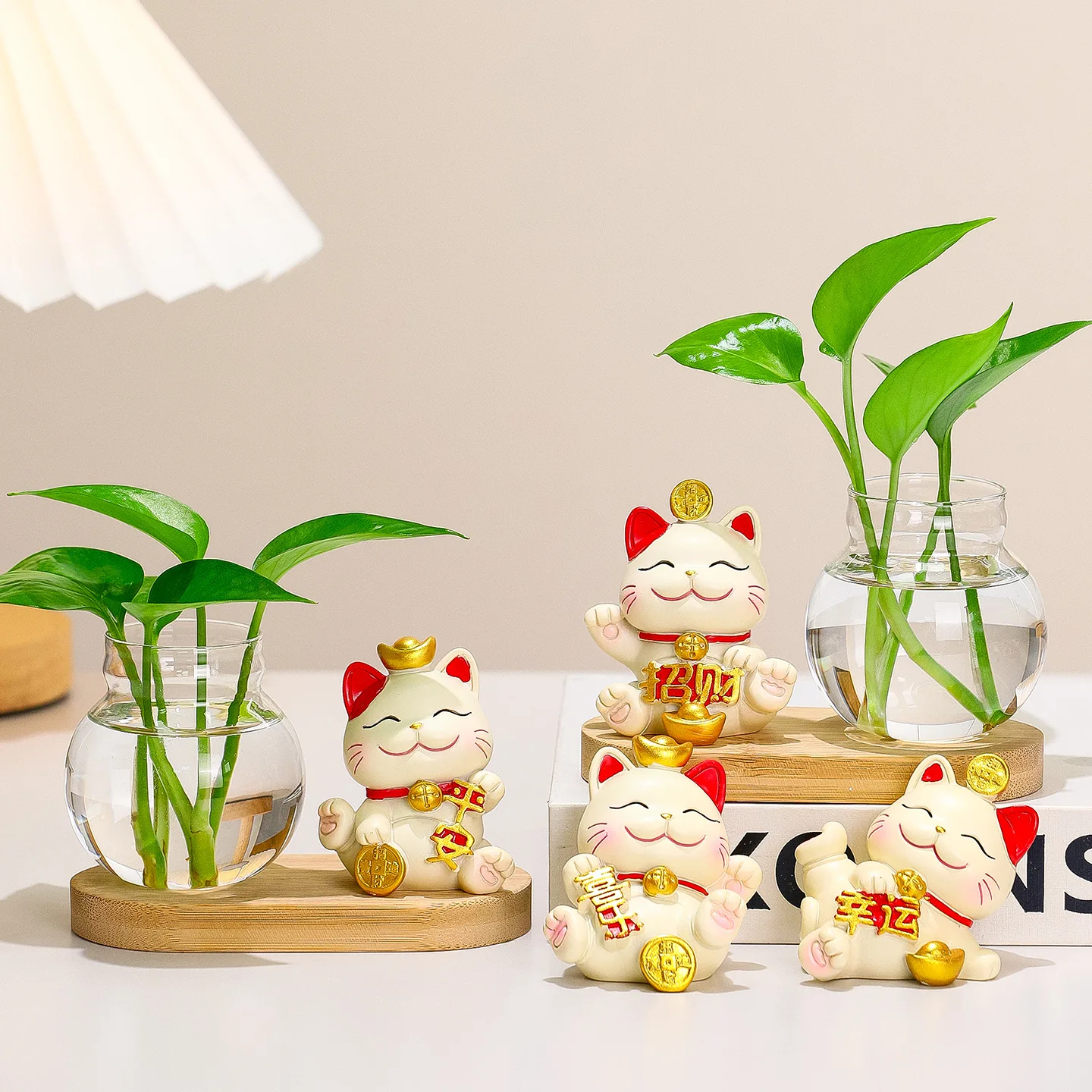 

Lucky Cat Decorations with Hydroponic Glass Vase And Wood Base Set for Office Living Room Home Desktop Small Vase Ornament Gift