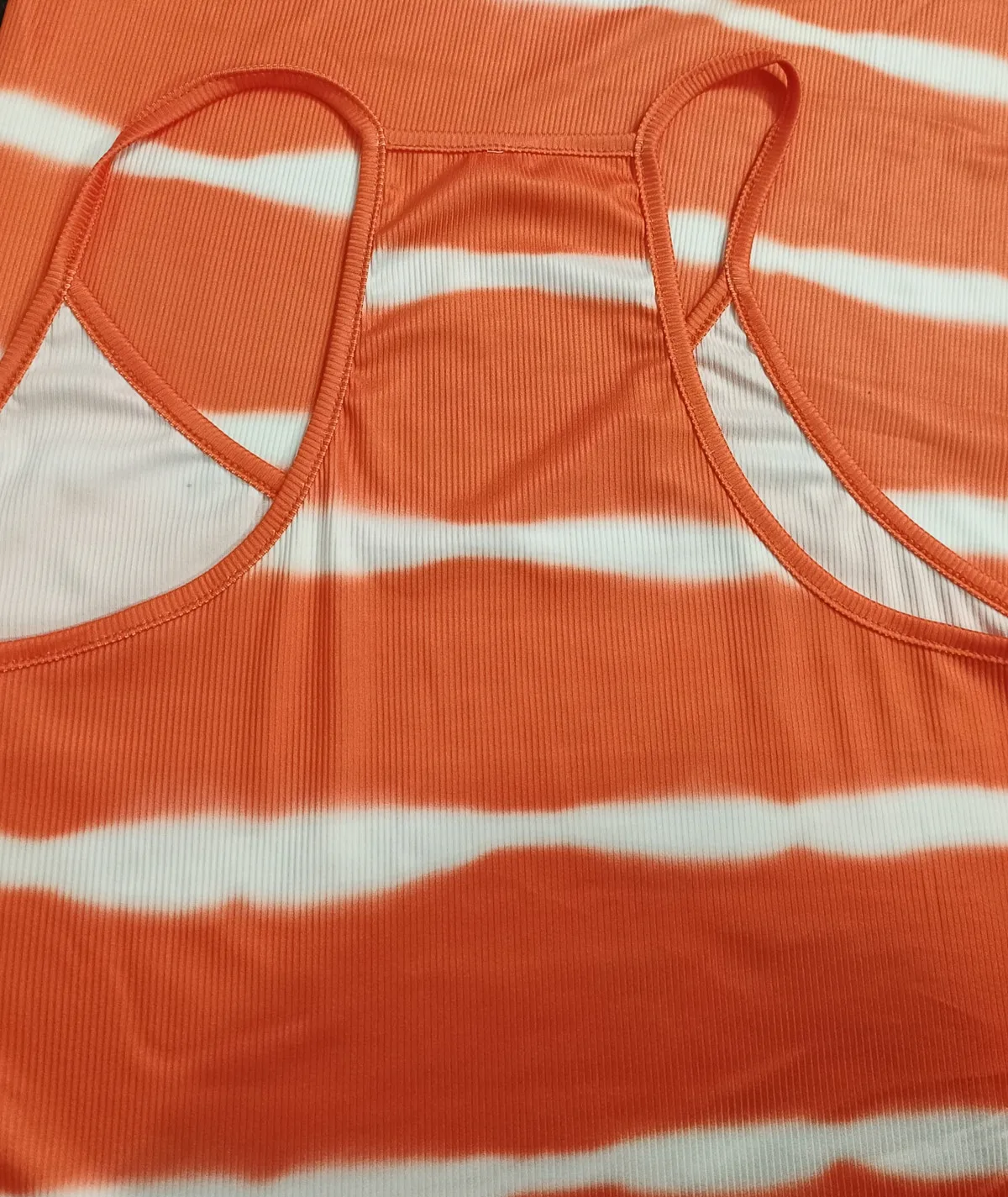 เดรสแม็กซี่บอดี้คอนลายทาง, เดรสสายเดี่ยวแขนกุดสำหรับวันหยุด