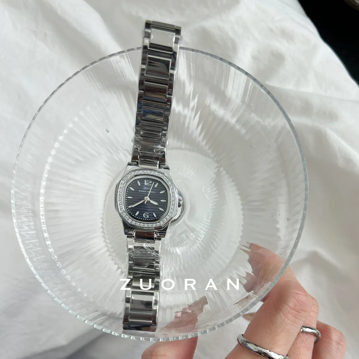 Un orologio da donna elegante e sofisticato con quadrante in argento e blu scuro, perfetto per orologi da polso e accessori da donna eleganti