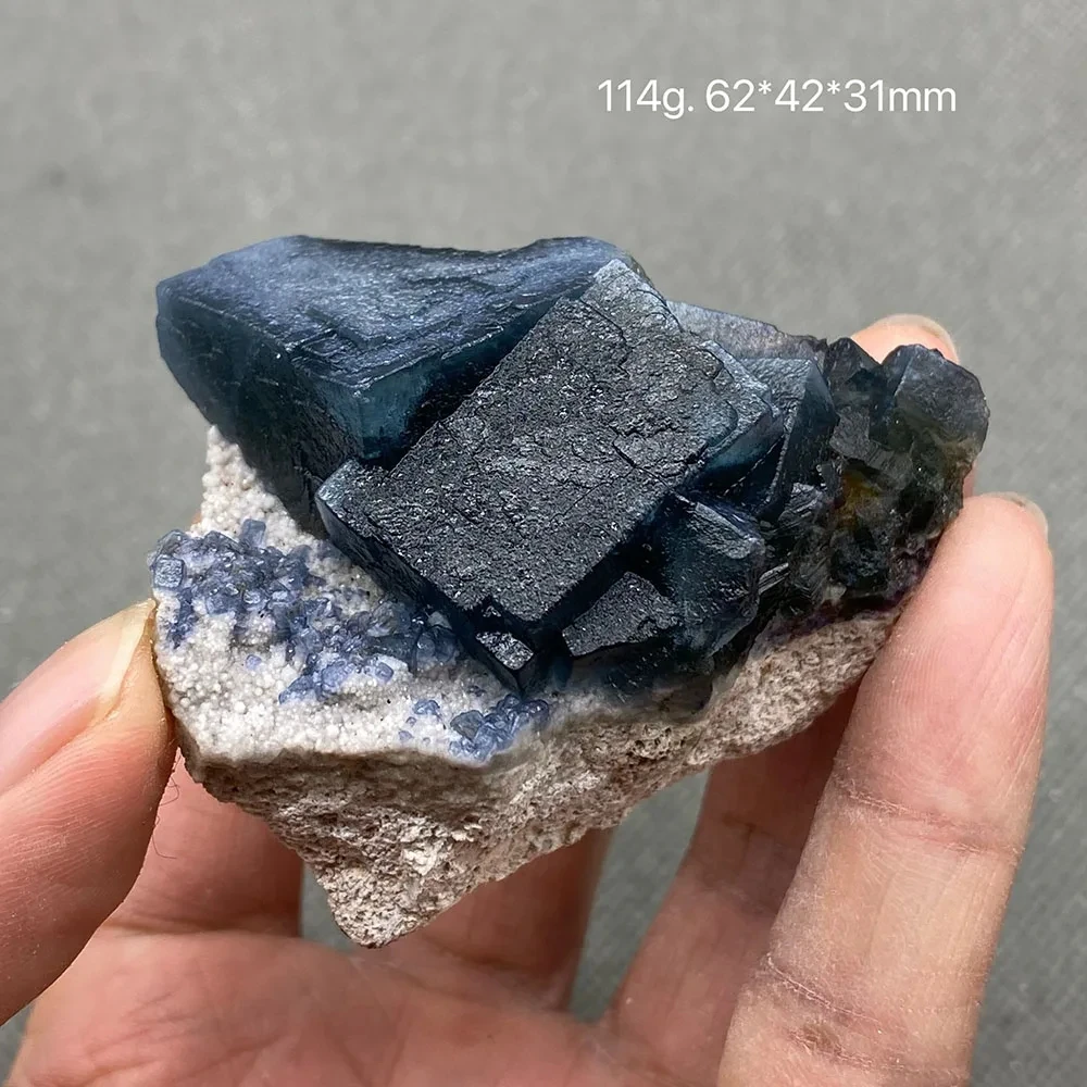عينة معدنية من الحجر الأصلي التكافلي والكريستال الأزرق الطبيعي بنسبة 100% أصل منغوليا الداخلية الصينية.