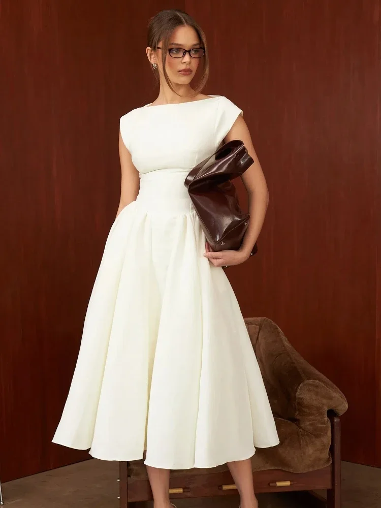 

Элегантное женское платье в стиле стритвир: белое, без рукавов, с открытой спиной, круглым вырезом, завязками на талии, А-силуэт, летняя мода 2026 для вечеринок и пляжа