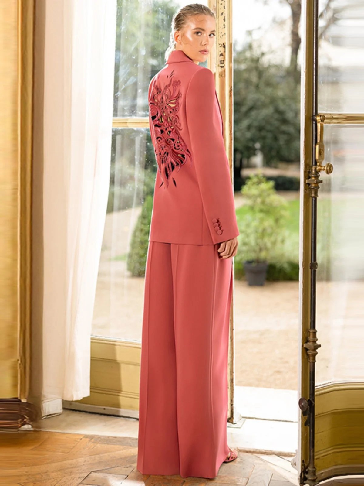 

Весна 2025: Новинка! Модный костюм с вышивкой и ажурными элементами, тяжелая вышивка, пиджак и брюки прямого кроя, женская одежда.