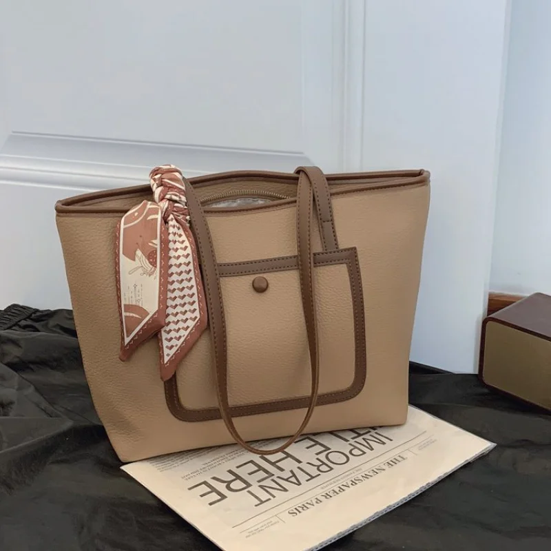 

Fashionable Women's Handbag Crafted From Fine Leather Boasting Casual Simple Vintage And Trendy Daily Look​