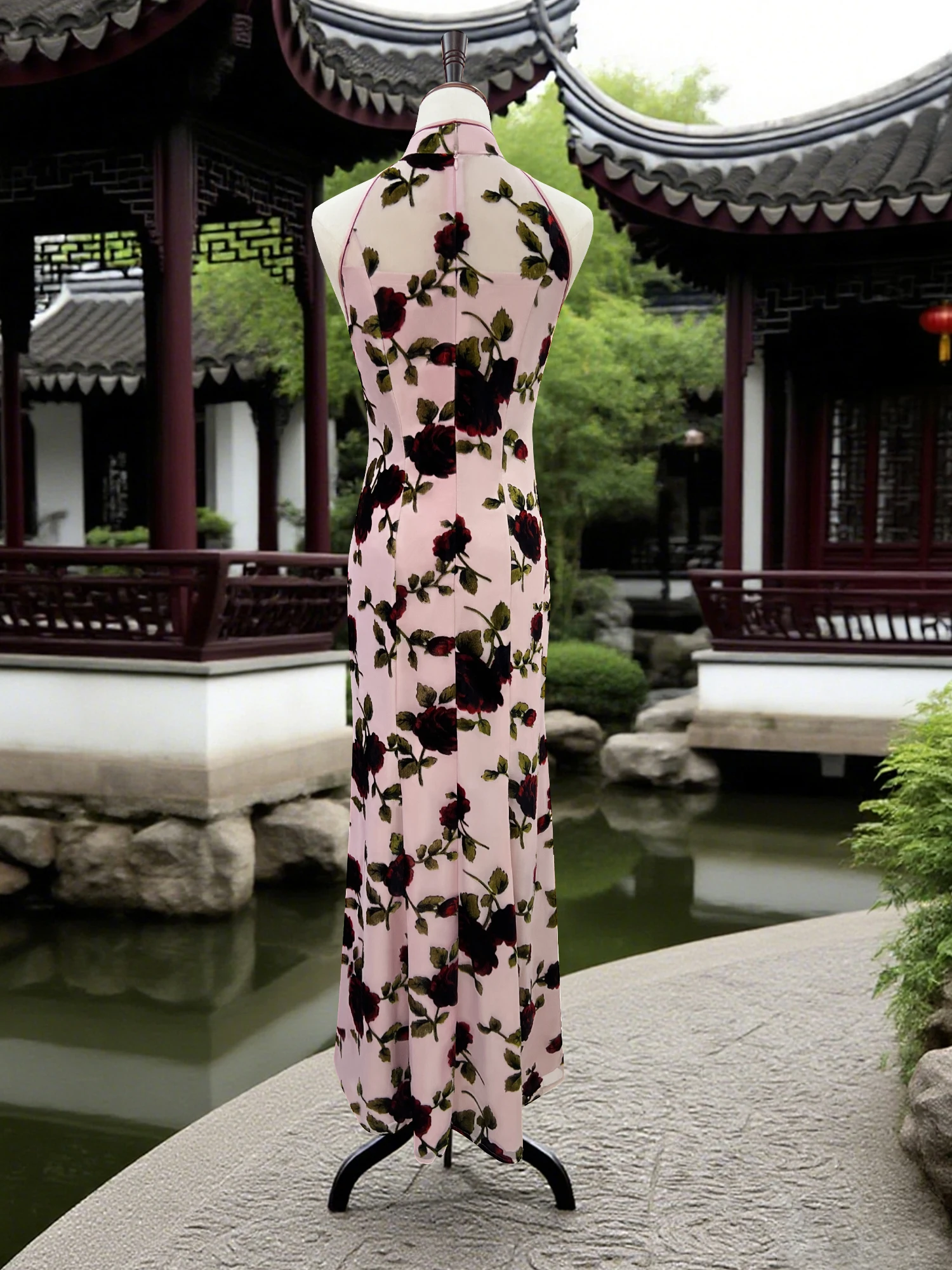 النمط الصيني الجديد تحسين تشيباو تنورة طويلة المخملية الوردية بلا أكمام مطبوعة تنورة ذيل السمكة ضئيلة