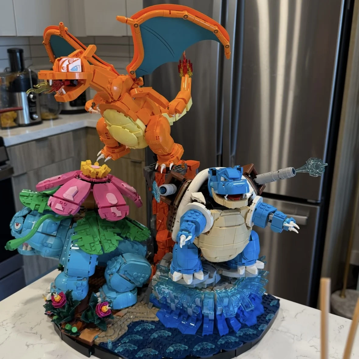 Reuze Kanto Starters Diorama Bouwstenen 6838 Stuks Charizard Venusaur Blastoise 3-in-1 Model Grote Wezens Bouwstenenset 14+