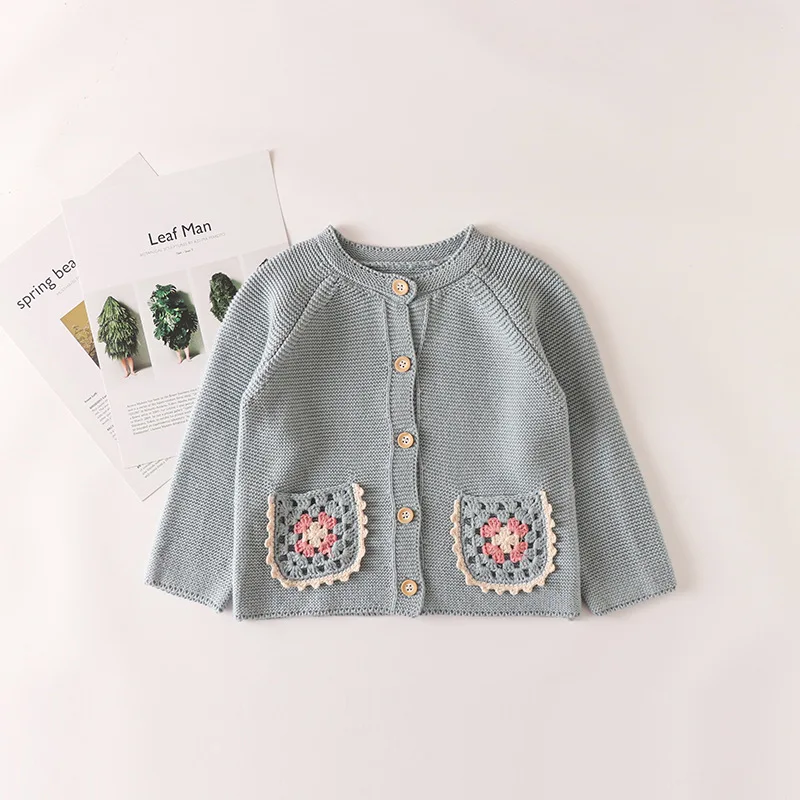 roupa-de-outono-2026-para-bebes-e-criancas-sueter-cardigan-de-gola-redonda-jaqueta-com-bolso-em-flor-oca-feita-a-mao