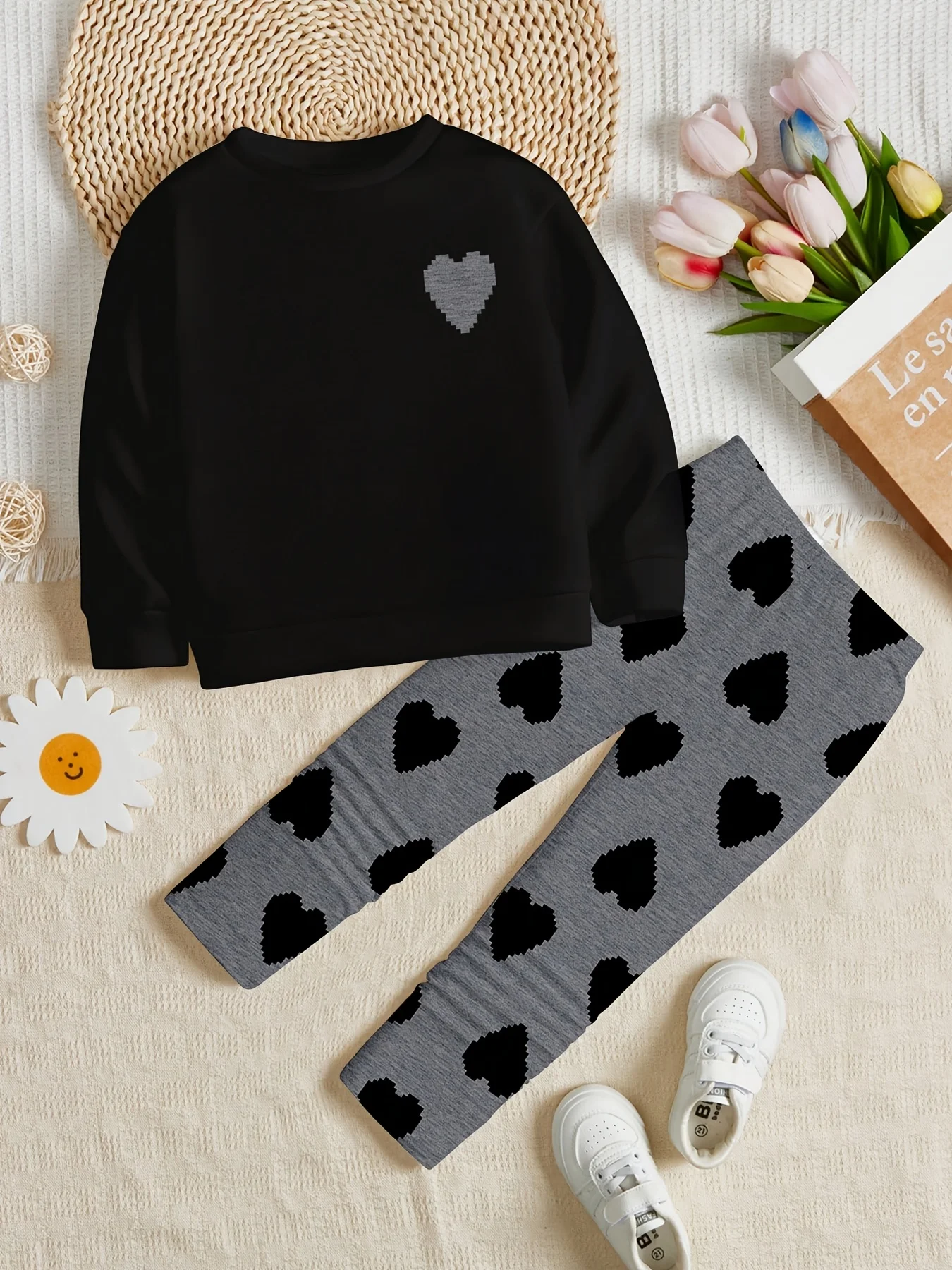 Herbst-Outfit-Set für Mädchen: schwarzes Rundhals-Sweatshirt + graue Leggings mit Herz-Print, zweiteiliges Set, geeignet für Mädchen über 3 Jahre, vielseitige Kleidung für drinnen und draußen im Herbst und Winter. – Detail 4