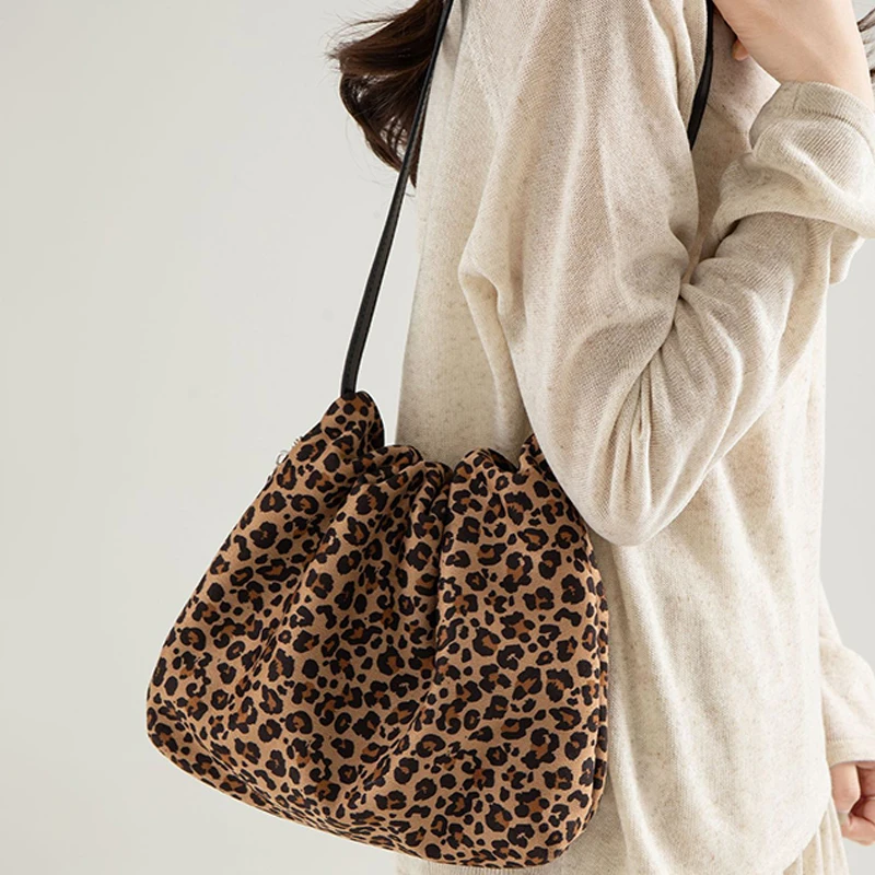 

Korean Style Pleated Design New Suede Underarm Bag for Women Retro Versatile Fashionable Handbag and Shoulder Bag