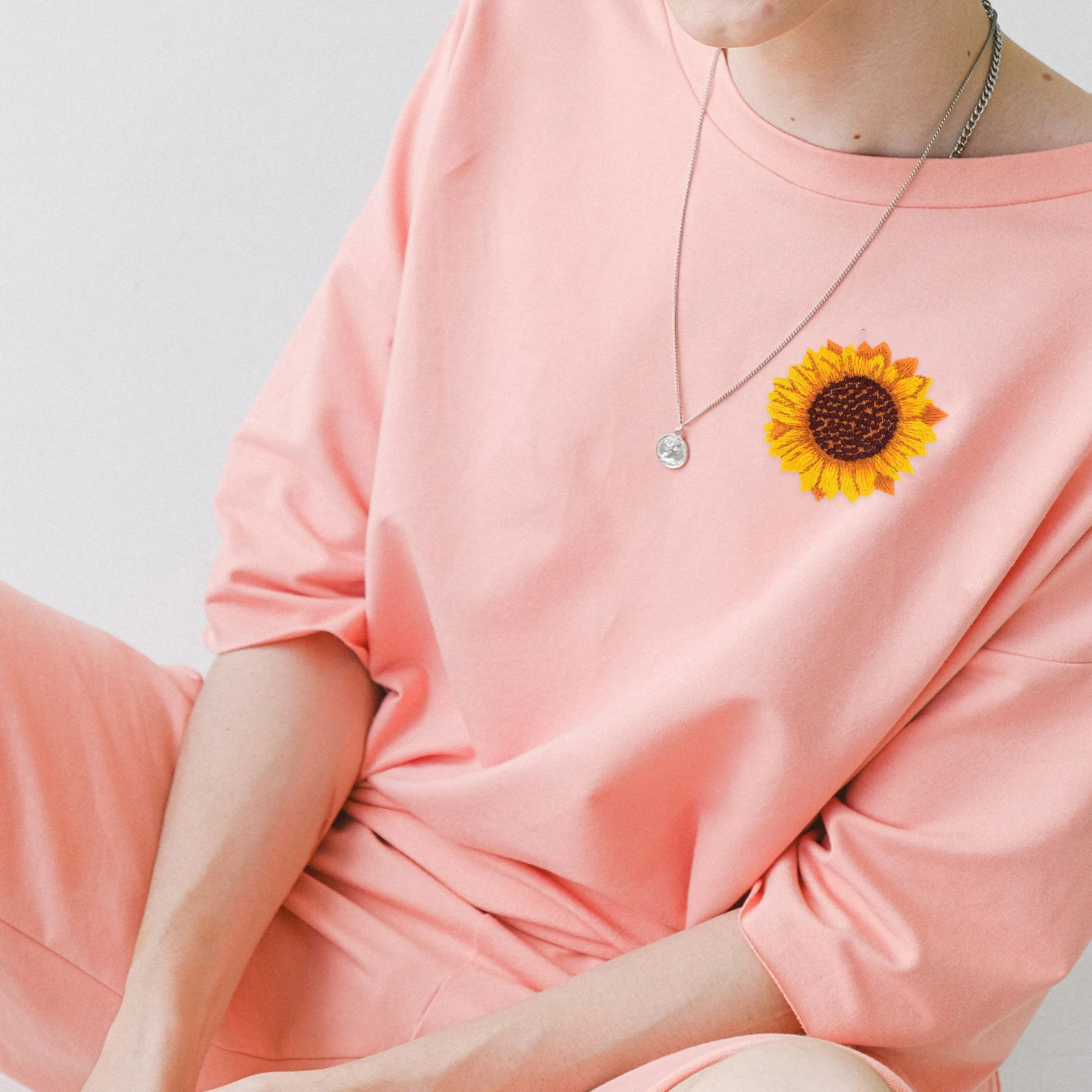 

16Pcs Daisy Embroidery Patches DIY Flower Appliques for Fabric Upholstery Bedding Stain Covering Daisy Clothing Patches