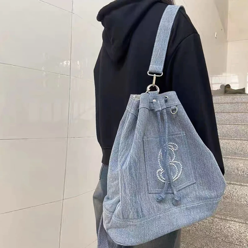 Mode Sac À Dos Pour Femmes De Luxe Designer Épaule Sacs À Main 2023 Nouveau En Denim Perlé Motifs Incrustés Décoration Grande Capacité Preppy Style Bookbag haute qualité livraison gratuite l'expédition rapide est arriv