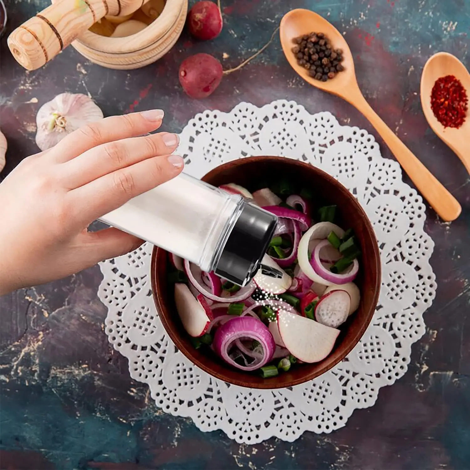 3oz Klare Kunststoff-Gewürzdosen mit schwarzen Streudeckeln, leere Gewürzflaschen mit Deckeln für die Küchenlagerung – Detail 3