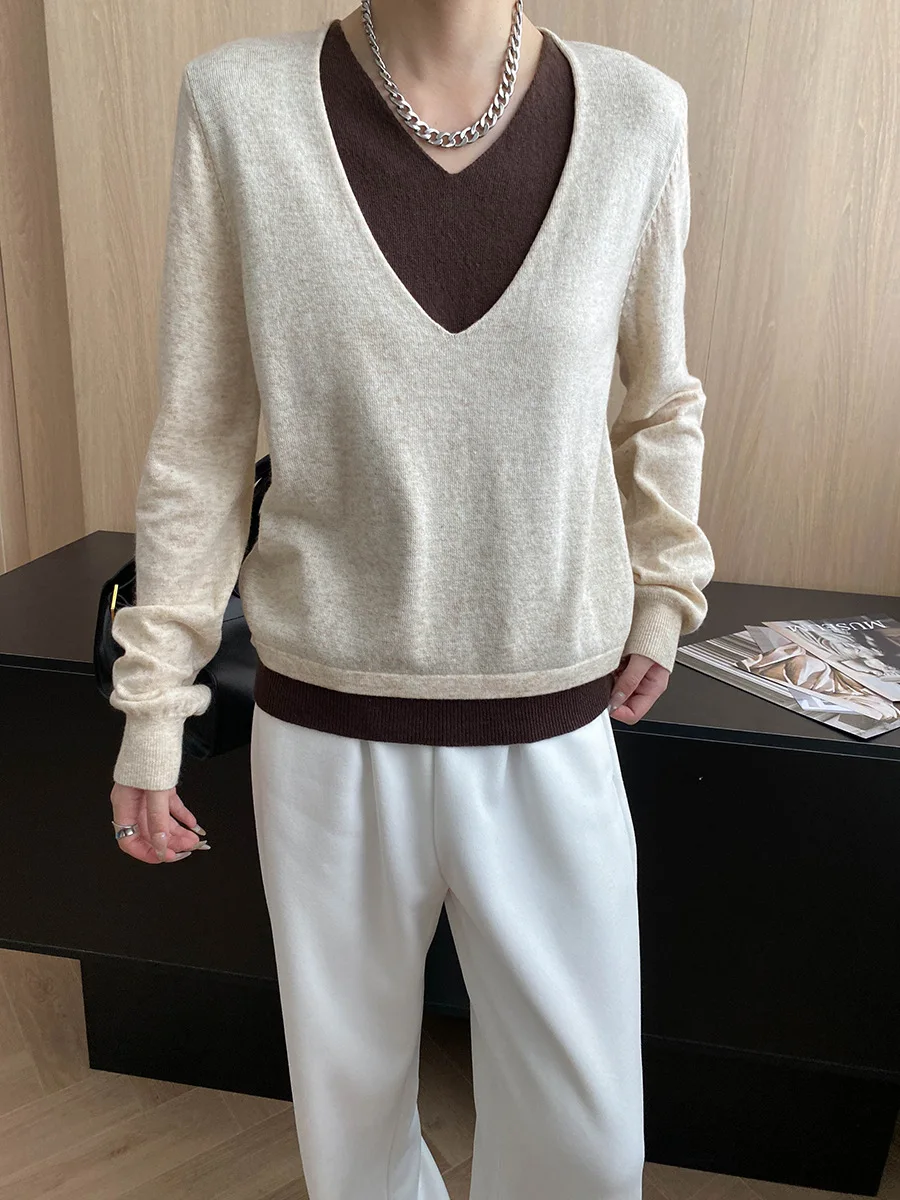 

Early autumn new design with contrasting colors, fake two pieces of V-neck loose fitting slimming and lazy knit sweater