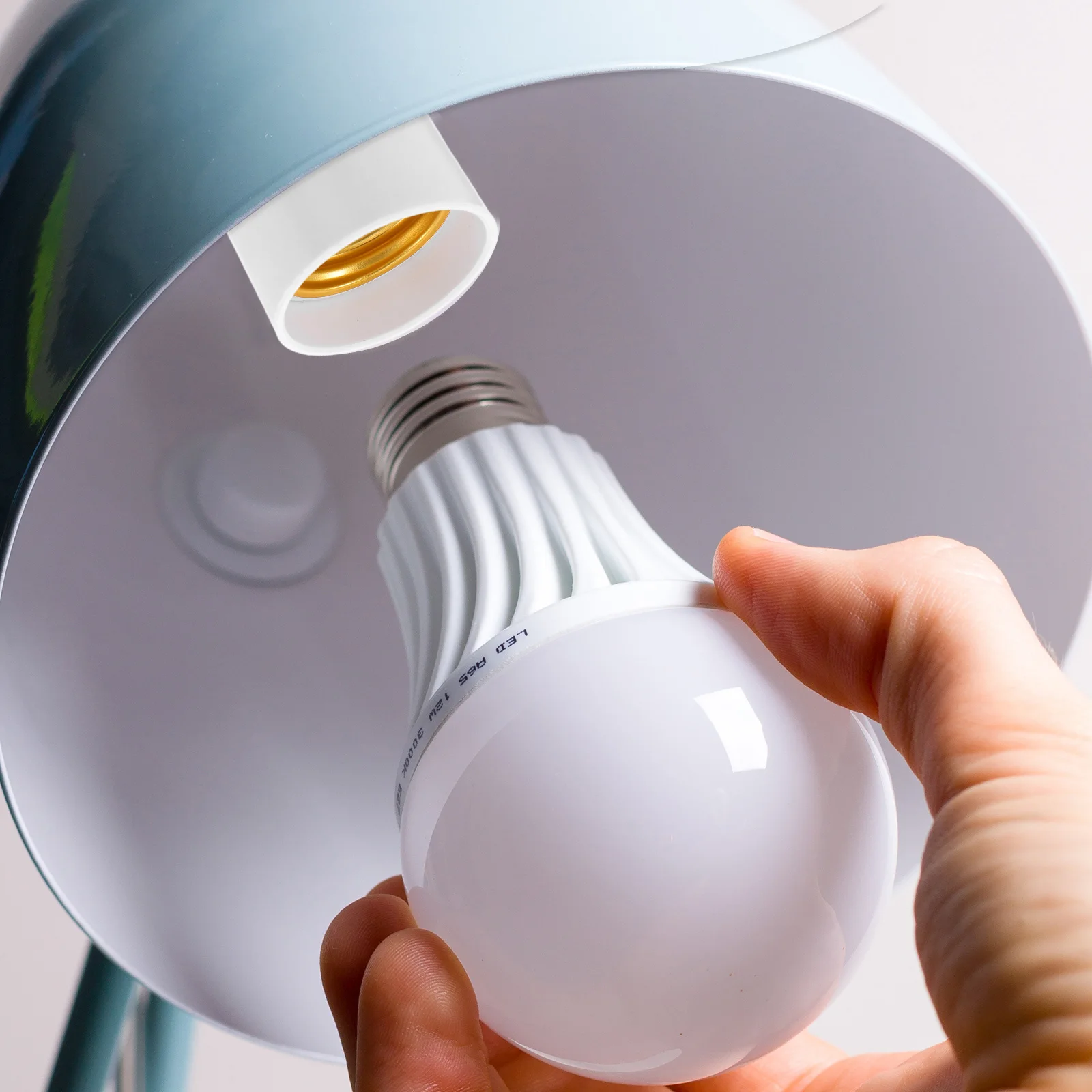 

4Pcs to E27 Lamp Socket Adapter Converter Overheat Protection Light Bulb Adapter for LED Fixtures Bulb Converter