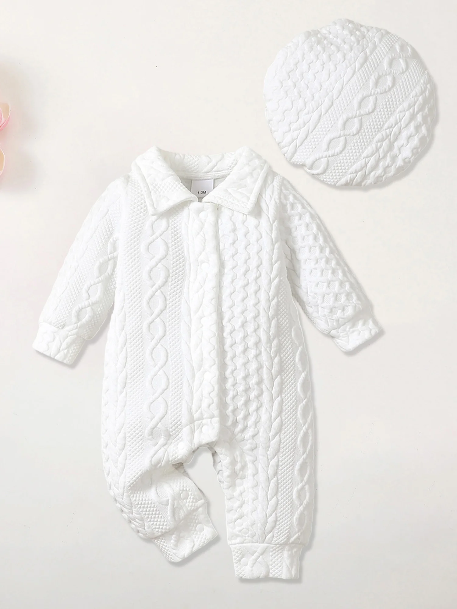 

Комбинезон и шапочка для мальчика. Стильный комбинезон с длинными рукавами, воротником с лацканами и шапкой. Комплект одежды для новорожденных.