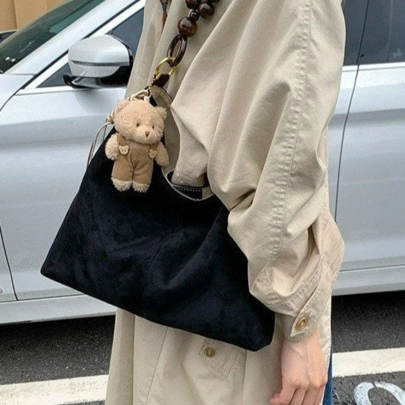CEEKAY Neue schwarze Wildleder-Tragetasche, Schultertasche im Lazy-Style mit Bärenanhänger, vielseitige Pendler-Handtasche für Mädchen, Taschen für Damen