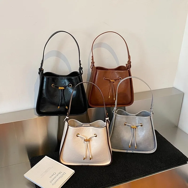 

Luxury Best For Superstar Show Leather Handbag For Women With Paris Trend And Unique Letter Logo Detail