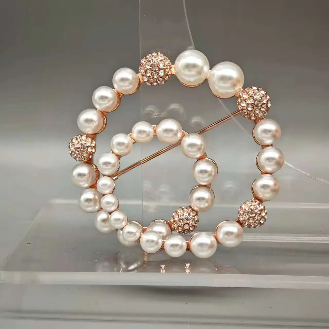

2026 new original fashionable women's pearl brooch, charming and elegant accessories, birthday gift