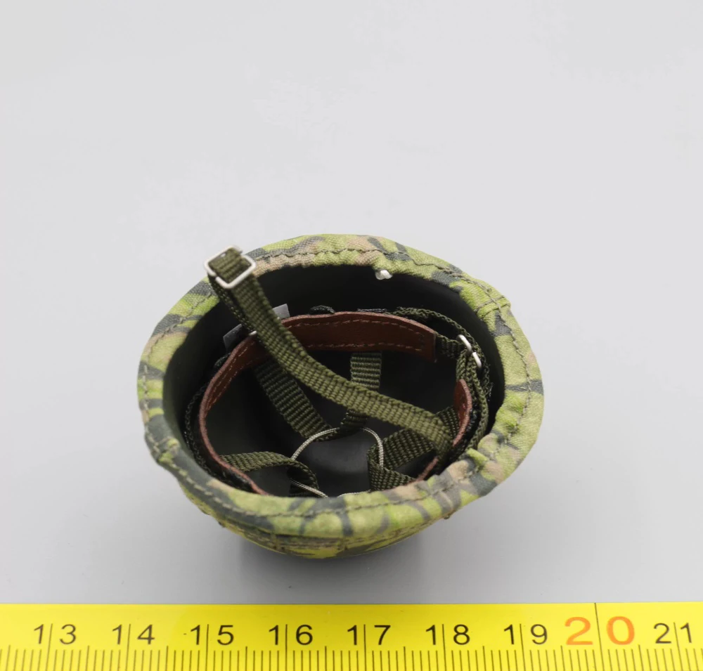 

QORANGER QOTOYS 1/6th QOM-1050 Asia Soldier Doll Mini Toys Model Helmet with Inner Net Water Bottle Accessories For 12" Doll DIY