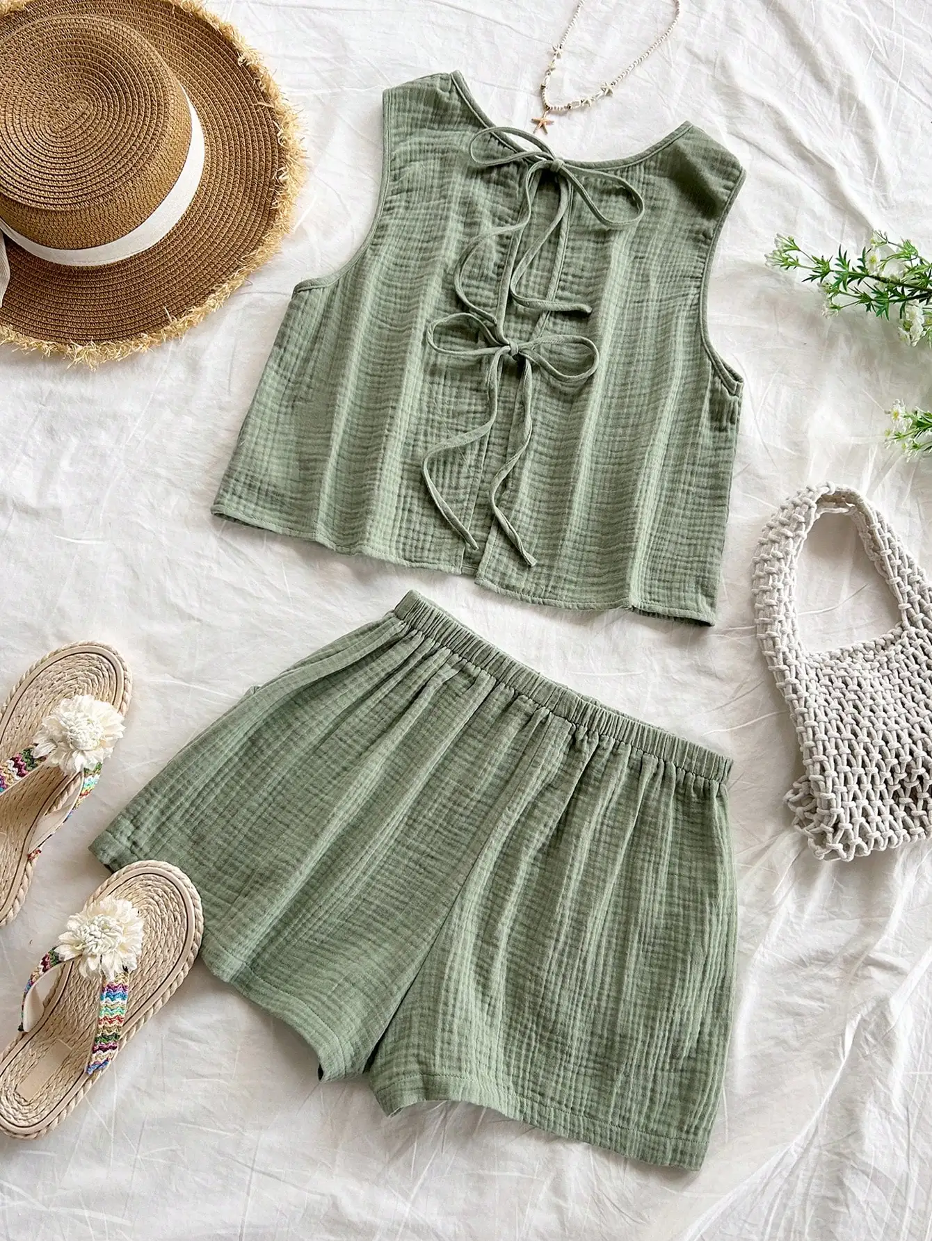 

Женский повседневный комплект для отпуска: свободный топ-безрукавка с завязками на спине и текстурной отделкой, а также шорты с эластичным поясом, зеленый цвет.