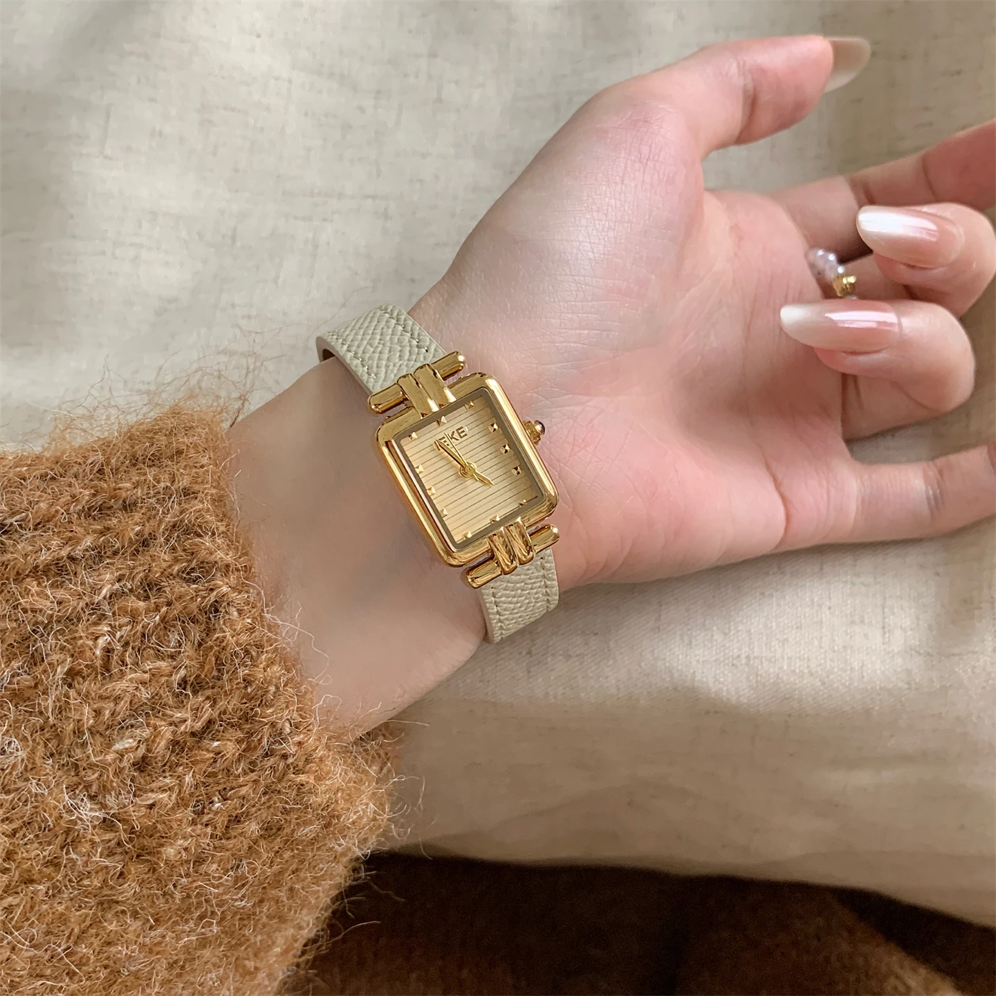 Reloj dorado de diamantes en forma de T con estilo retro para mujer, nicho y exquisito reloj de cuarzo para estudiantes