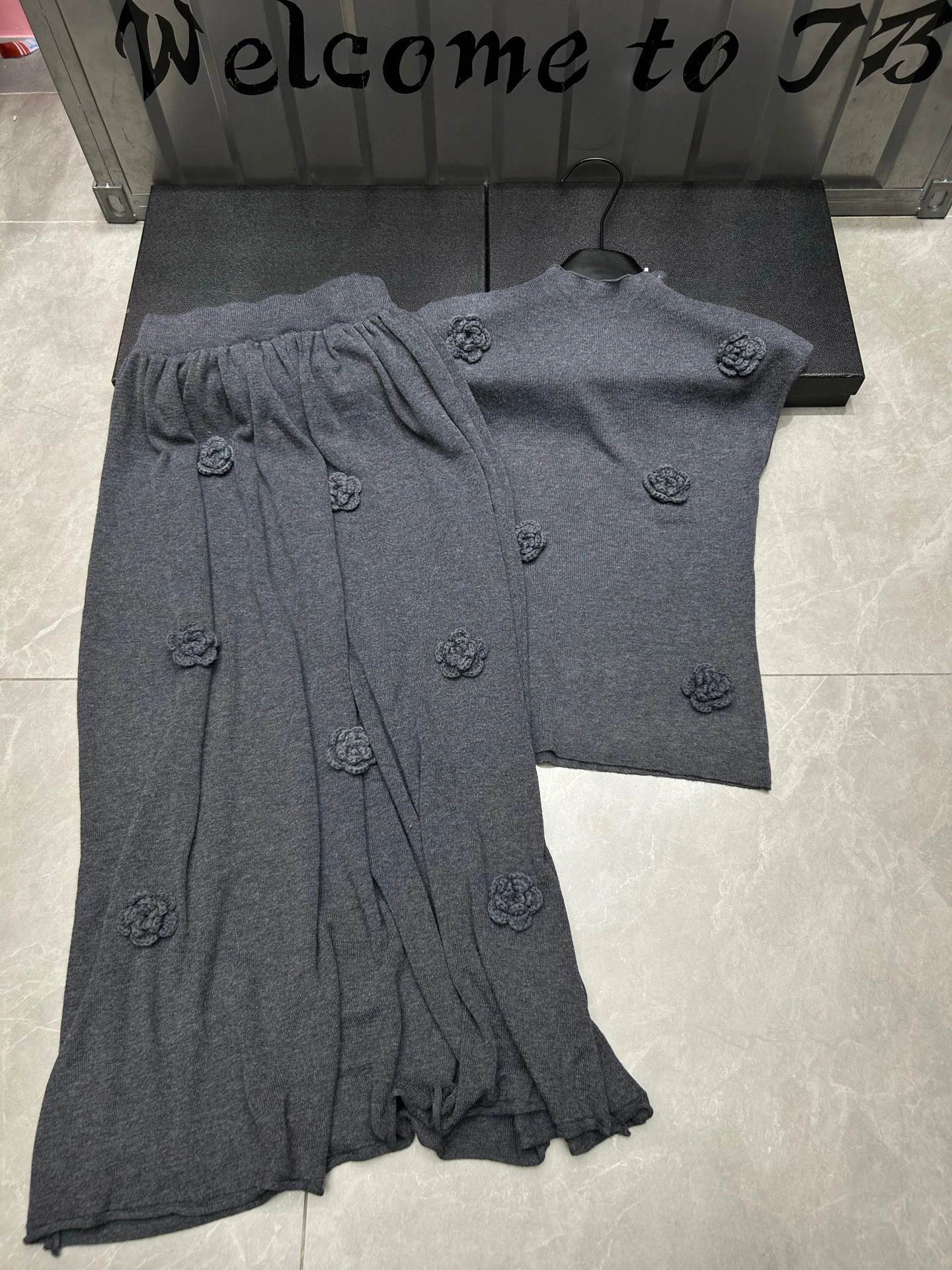 

Модный комплект VIBE в корейском стиле: вязаный топ с воротником-стойкой и 3D-цветочным дизайном, женская юбка средней длины, комплект из двух предметов