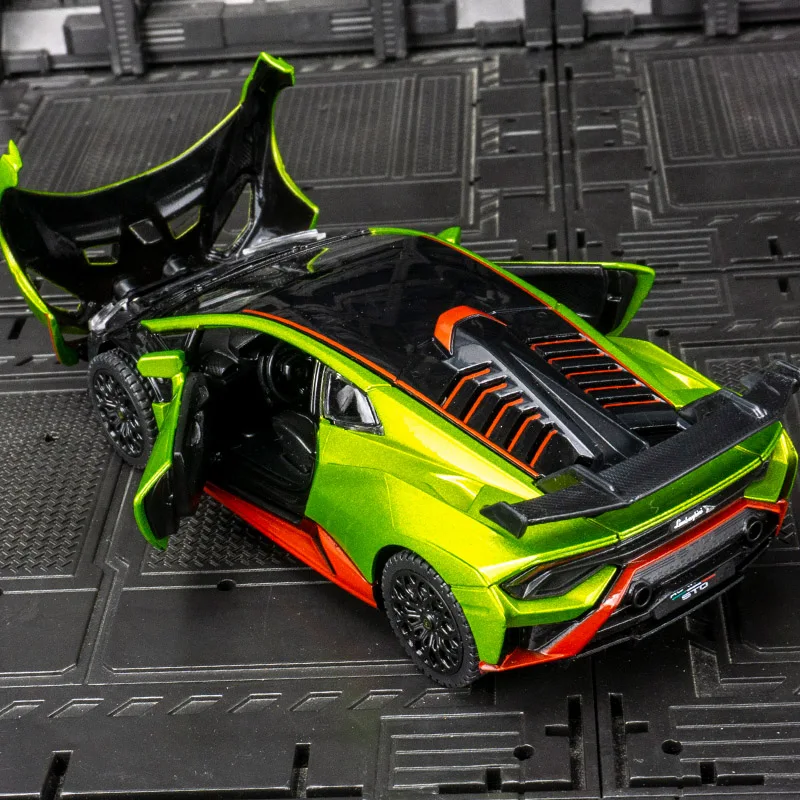 

Модель автомобиля из сплава Lamborghini Huracán STO 1:32, имеет имитирующие функции звука и освещения, которые можно подарить в подарок детям.