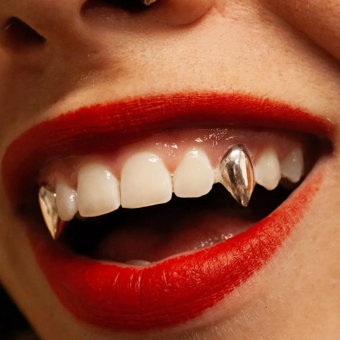 Vintage Single Smooth Teeth Grillz Fangs Glossy Hip Hop Tooth Caps for Women Men Halloween Cosplay Jewelry Gift