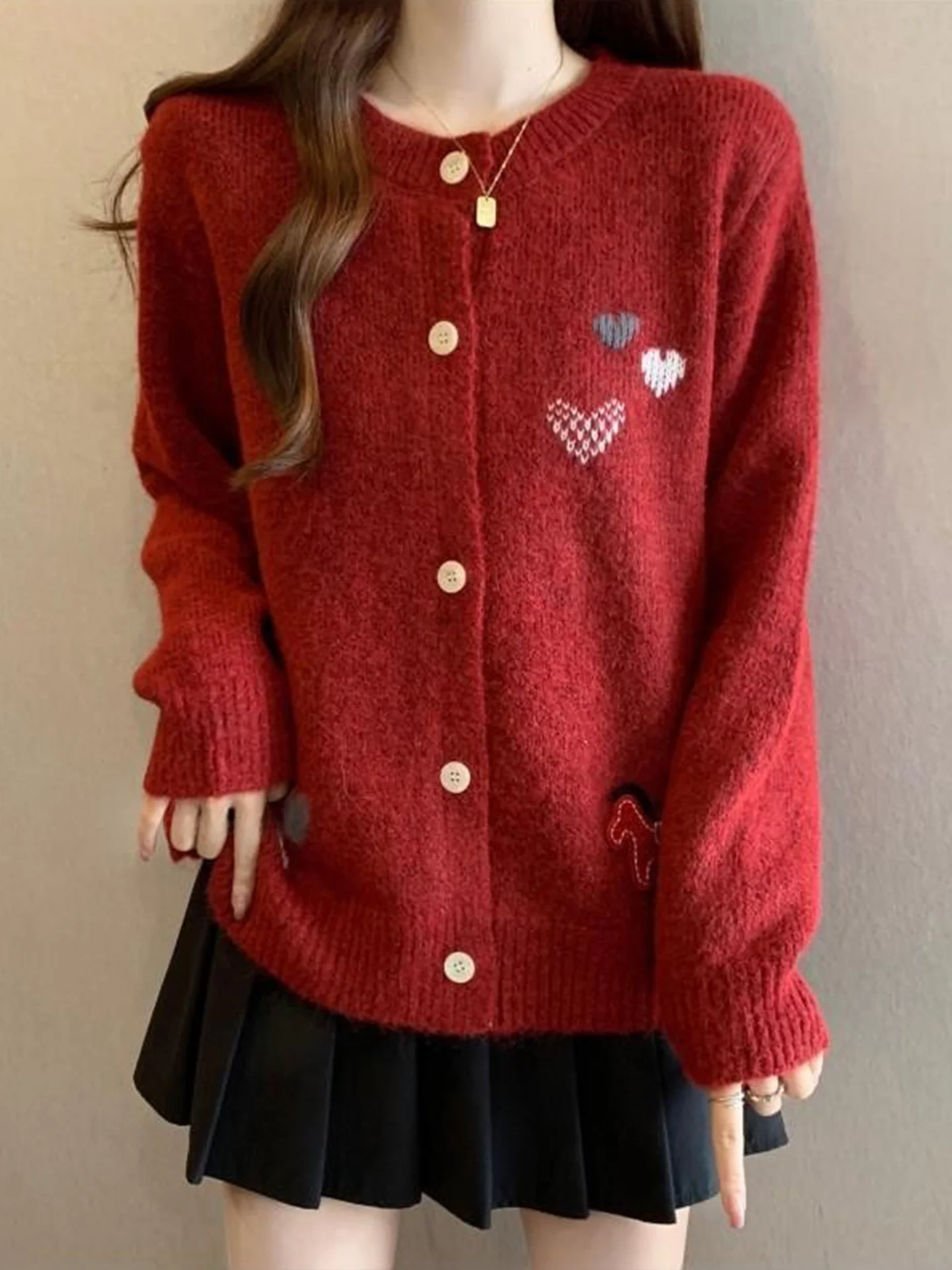

Красный вязаный свитер-кардиган женский осенне-зимний свободного кроя с вышивкой в виде сердца, теплый, с круглым вырезом, на одной пуговице