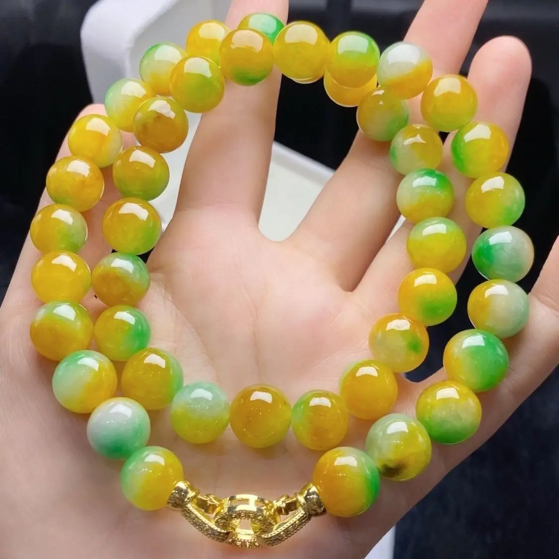 

The new Myanmar jadeite waxy ice lucky gold 12 necklace is light and extravagant, give yourself a Valentine's Day birthday gift
