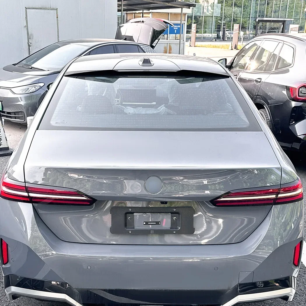 

2024 + внешняя модификация верхнего крыла и хвостового спойлера в стиле лезвия Подходит для BMW 5 серии I5 G60