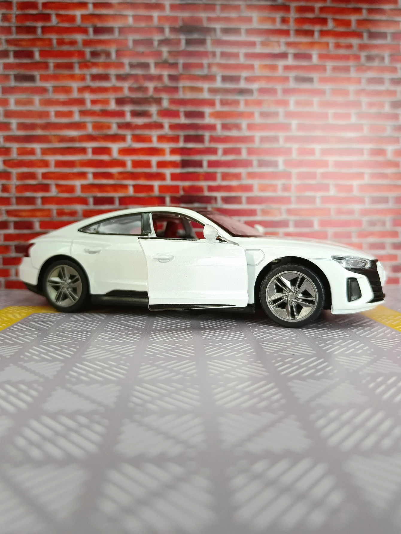 

Модель автомобиля Audi RS e-tron GT из сплава, масштаб 1:36, с открывающимися дверями, имитацией звука и световых эффектов, детализированная.