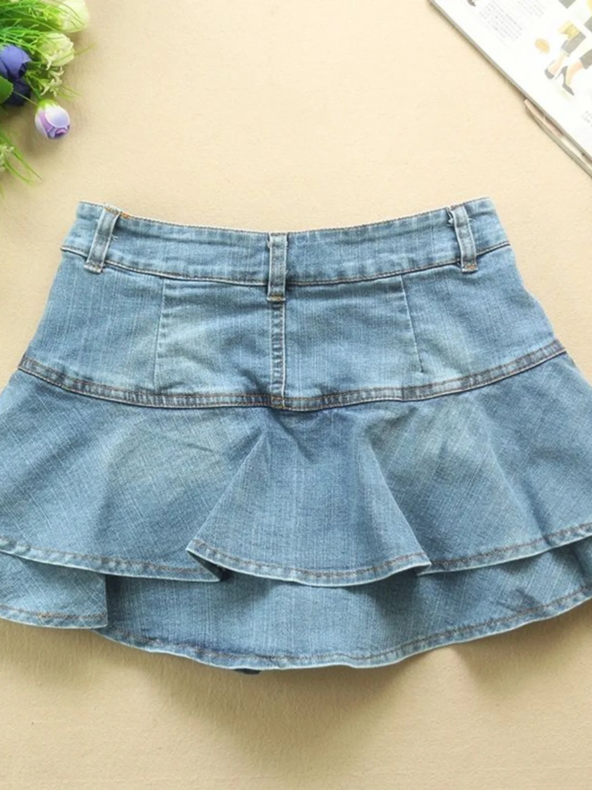 

Женская джинсовая юбка с запахом и высокой талией. Юбка-трапеция с кружевной отделкой. Летняя коллекция American Sle 2023.