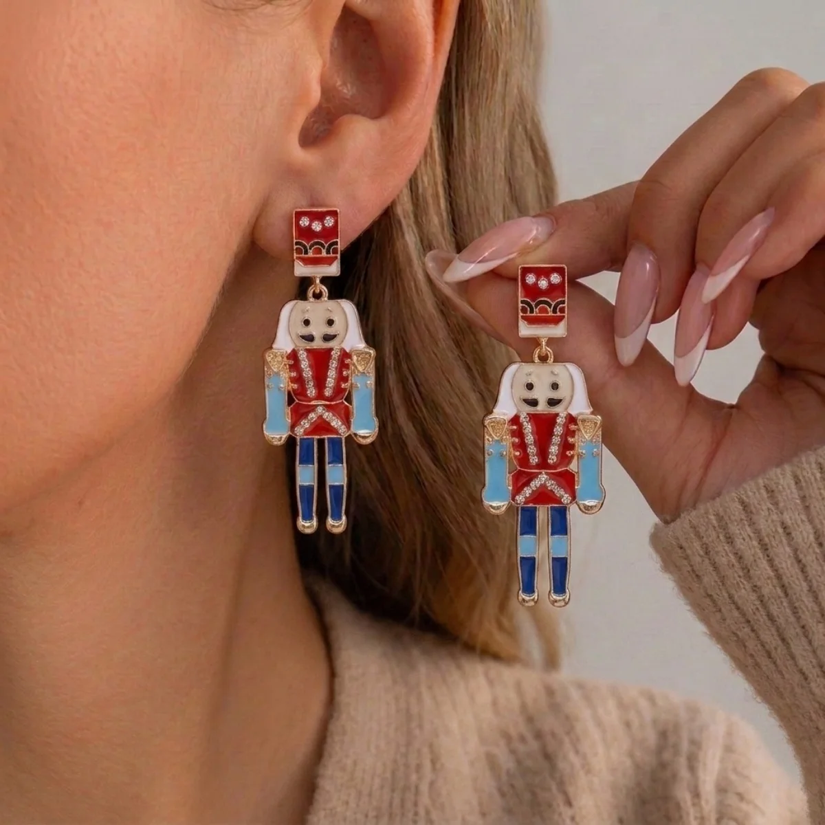 Weihnachtliche Strass-Ohrringe mit rotem und blauem Emaille-Nussknacker für Damen, niedliche, bunte, gestreifte, soldatenförmige Ohrringe, Schmuck. – Detail 18