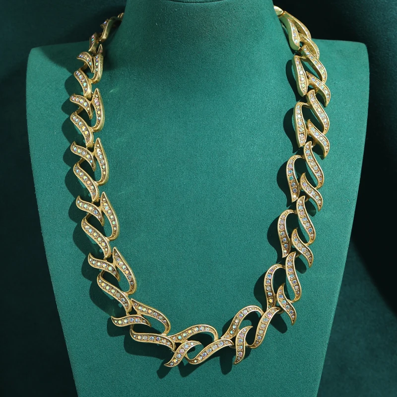 

Antique Gold Plated Vintage Hollow Leaf Choker Necklaces Rhinestone Women Banquet Charm 2026 Accessories Jewelry Luxury