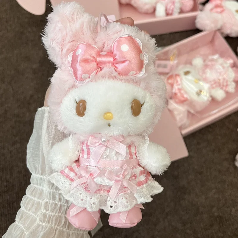 

Плюшевая игрушка-брелок Sanrio: винтажная кукла My Melody в розовой кружевной юбке с губами, имитирующими пухлость, и милый плюшевый пианино-подвес